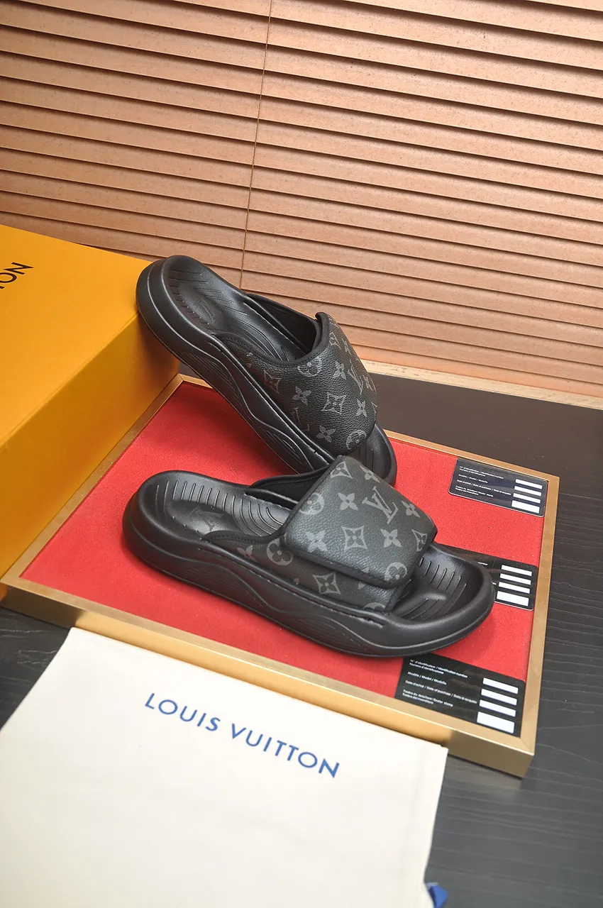 Men's men's shoes 💰340💶 [Louis Vuitton LV slippers] (high-end cowhide) counter 1:1 fashion style, a must-have for summer! The designer used LV’s iconic outsole. The original simple slippers instantly become fashionable! The upper is made of flexible special cowhide leather straps alternately, and the workmanship is exquisite! A must-have for stylish men in summer, size 38-45 (45 customized)